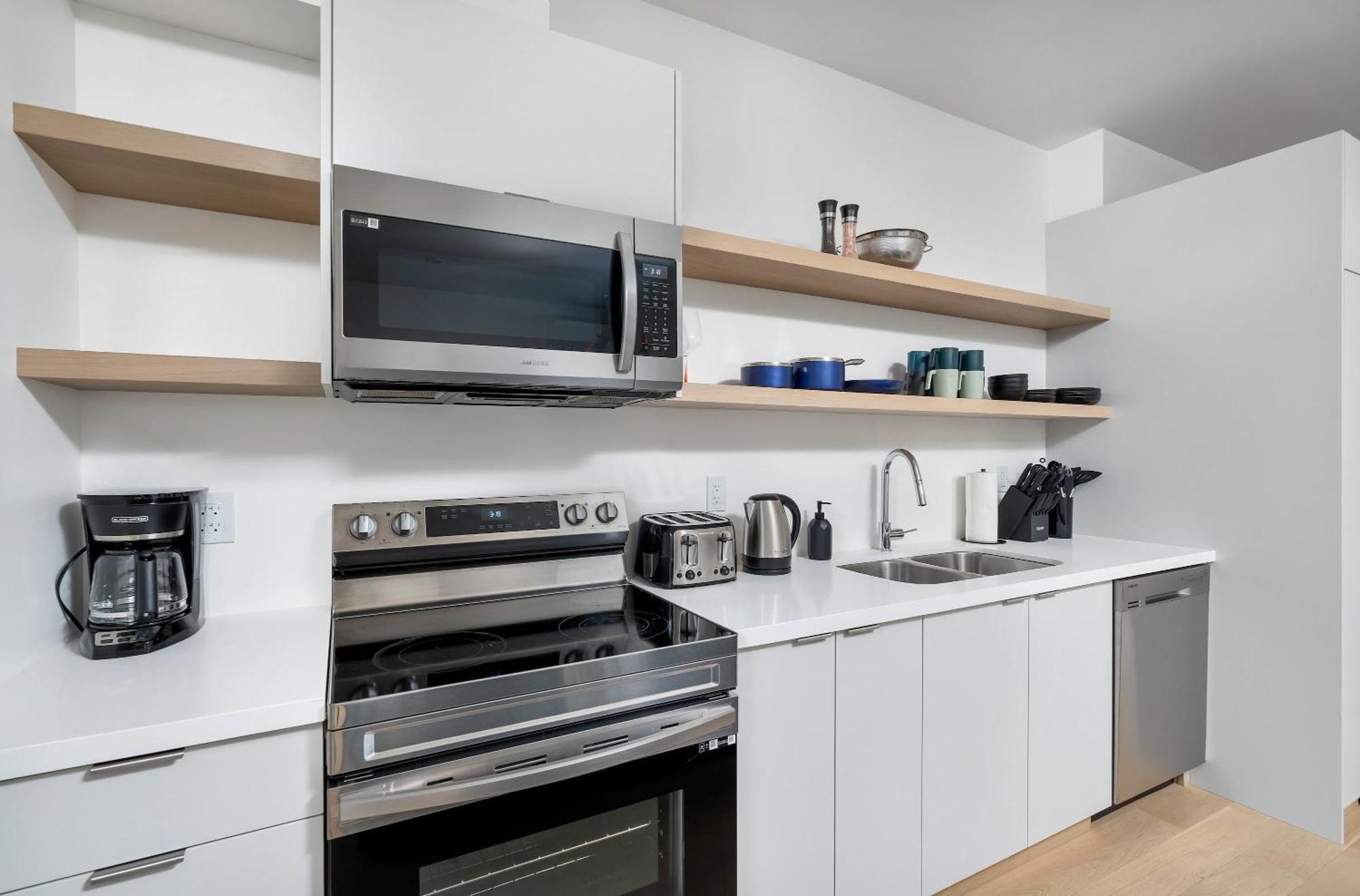 Luxury 2-bedroom Oasis At College & Bathurst Holiday home