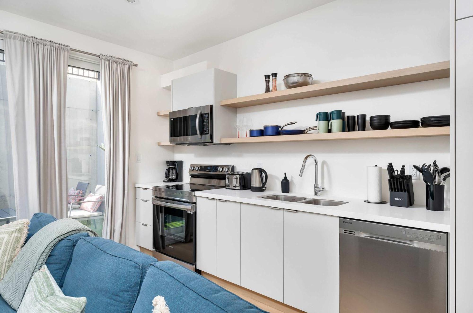 Luxury 2-bedroom Oasis At College & Bathurst Holiday home *