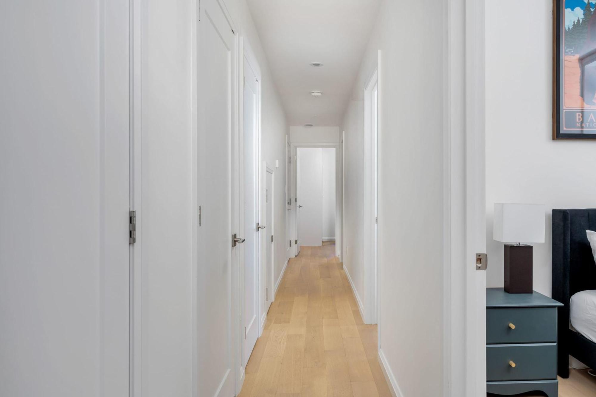 Luxury 2-bedroom Oasis At College & Bathurst Holiday home Toronto