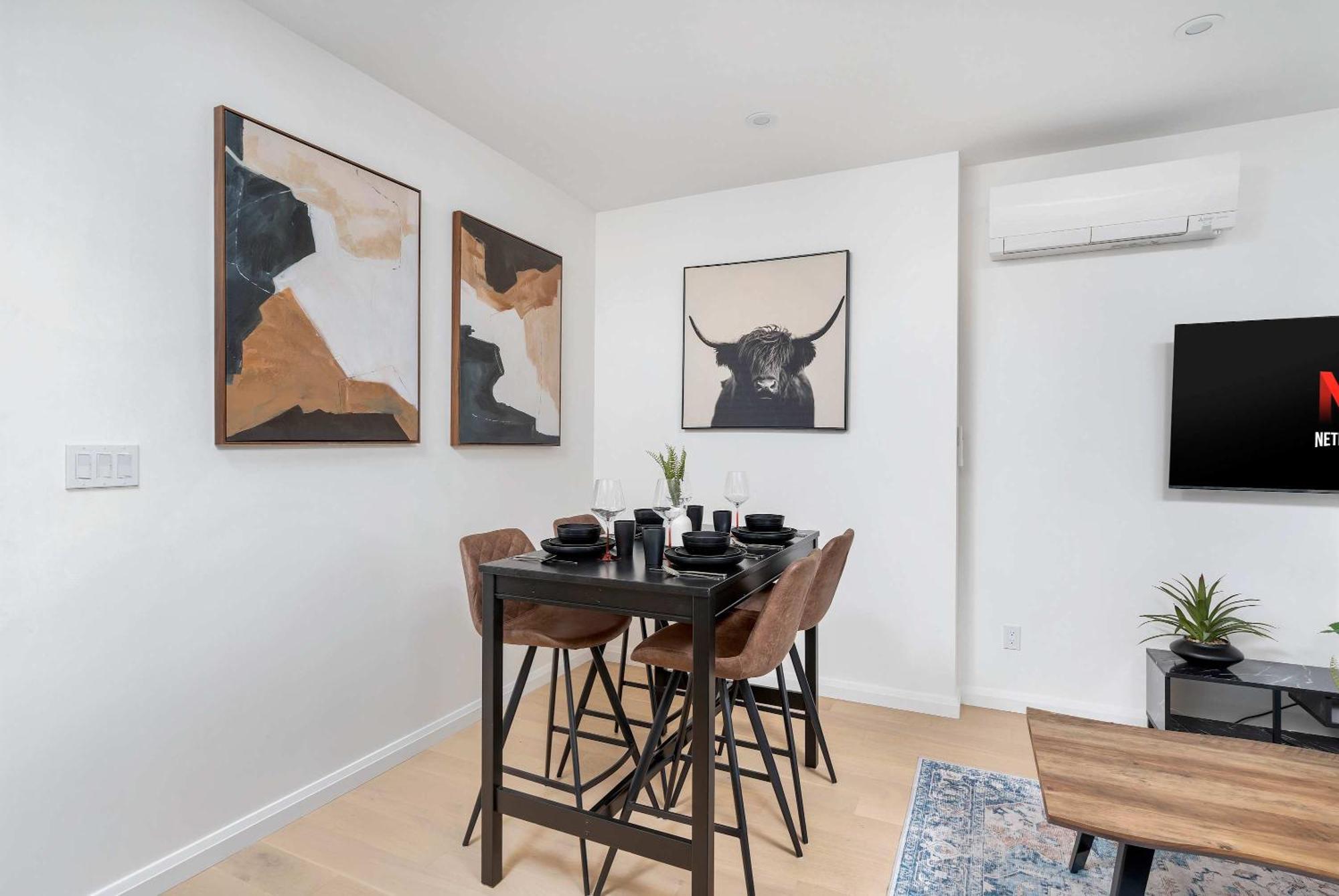Luxury 2-bedroom Oasis At College & Bathurst *