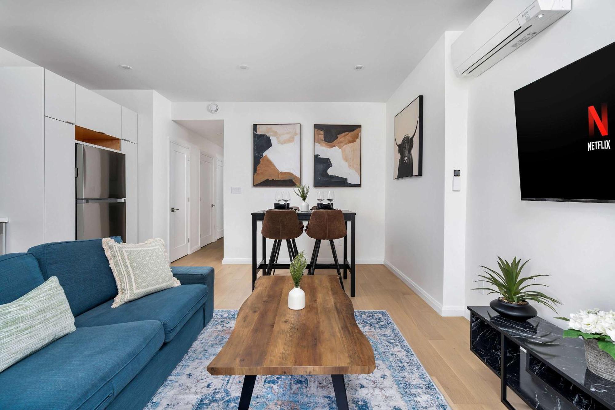Luxury 2-bedroom Oasis At College & Bathurst