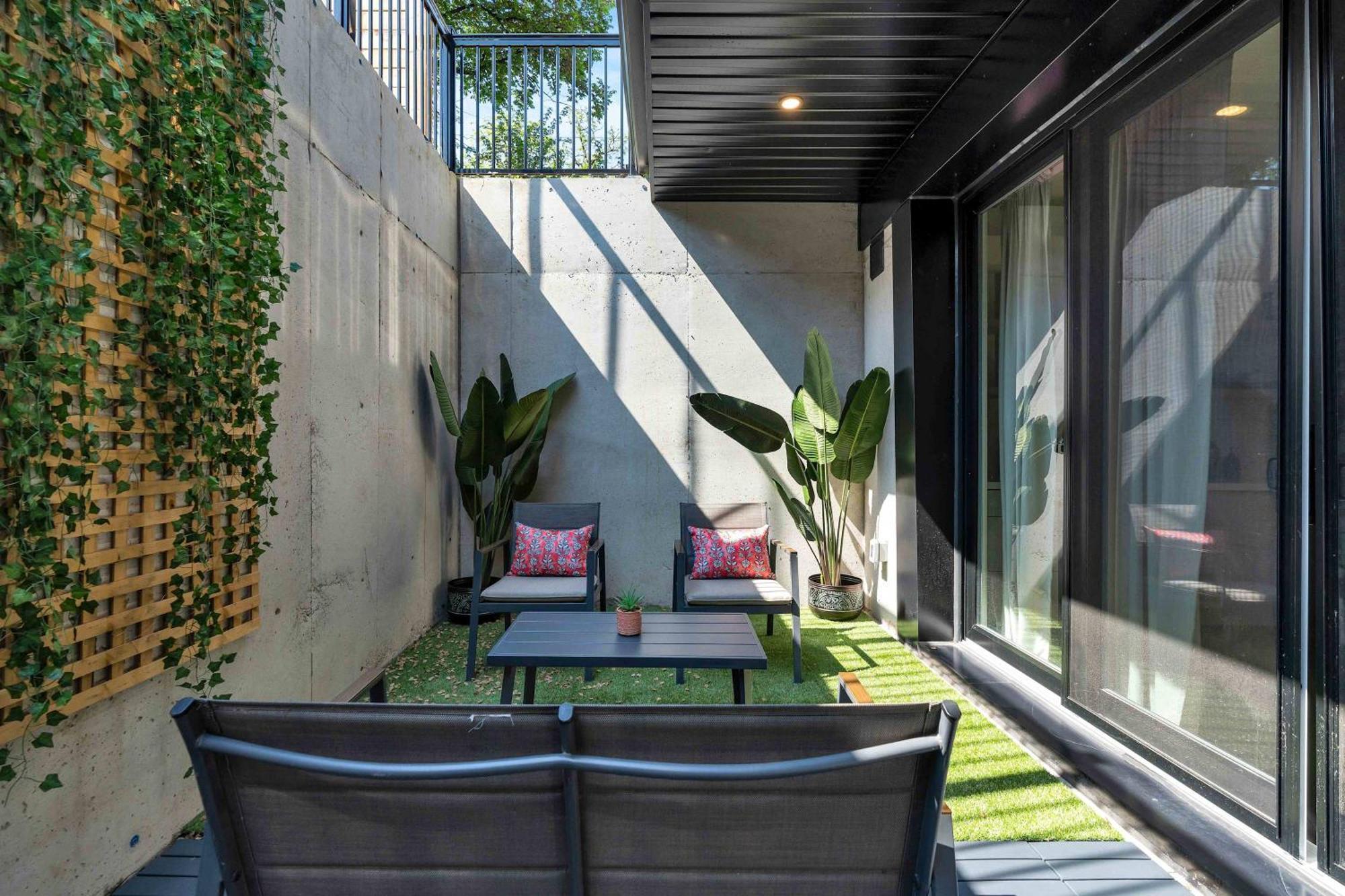 Luxury 2-bedroom Oasis At College & Bathurst Holiday home