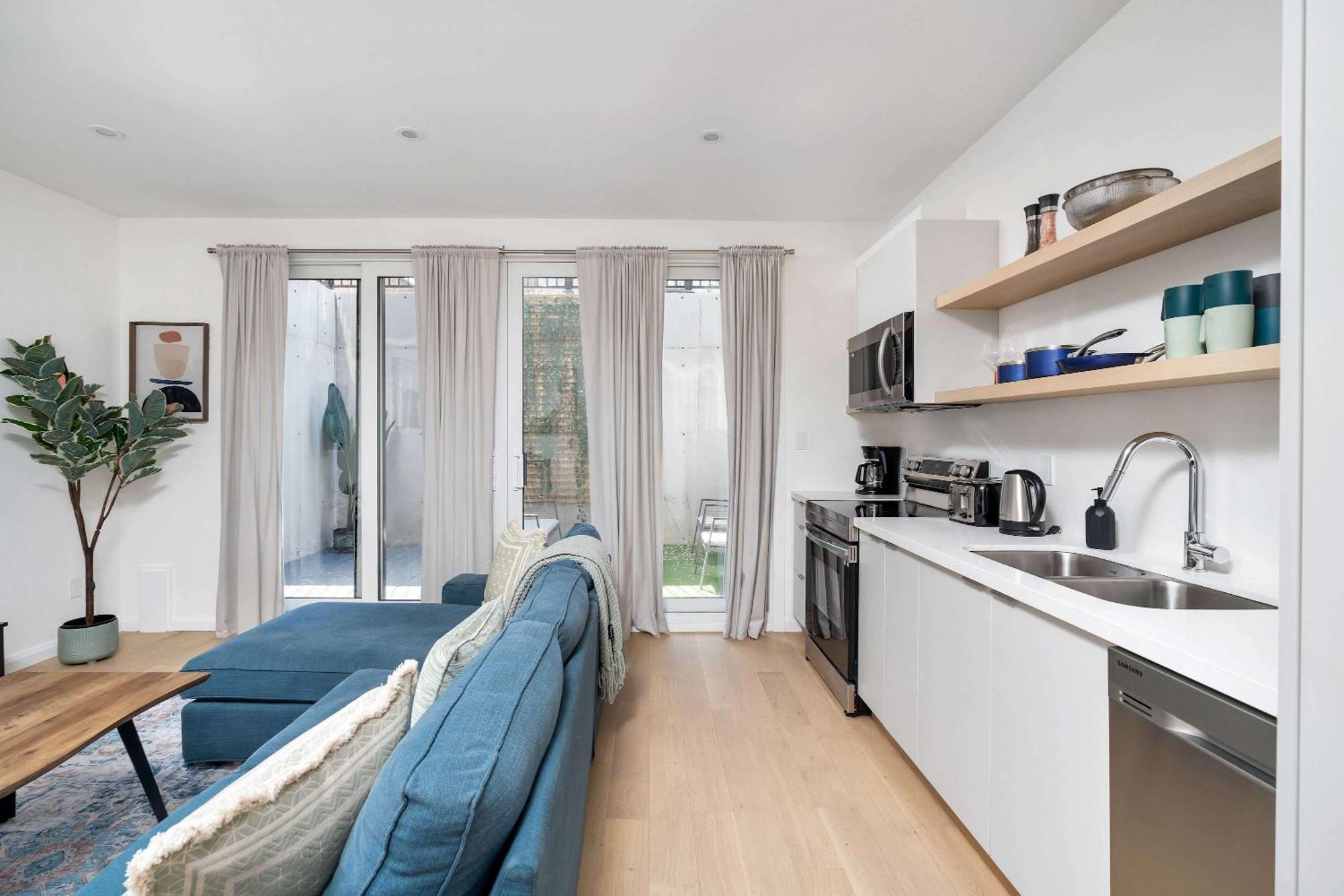 Luxury 2-bedroom Oasis At College & Bathurst Holiday home *