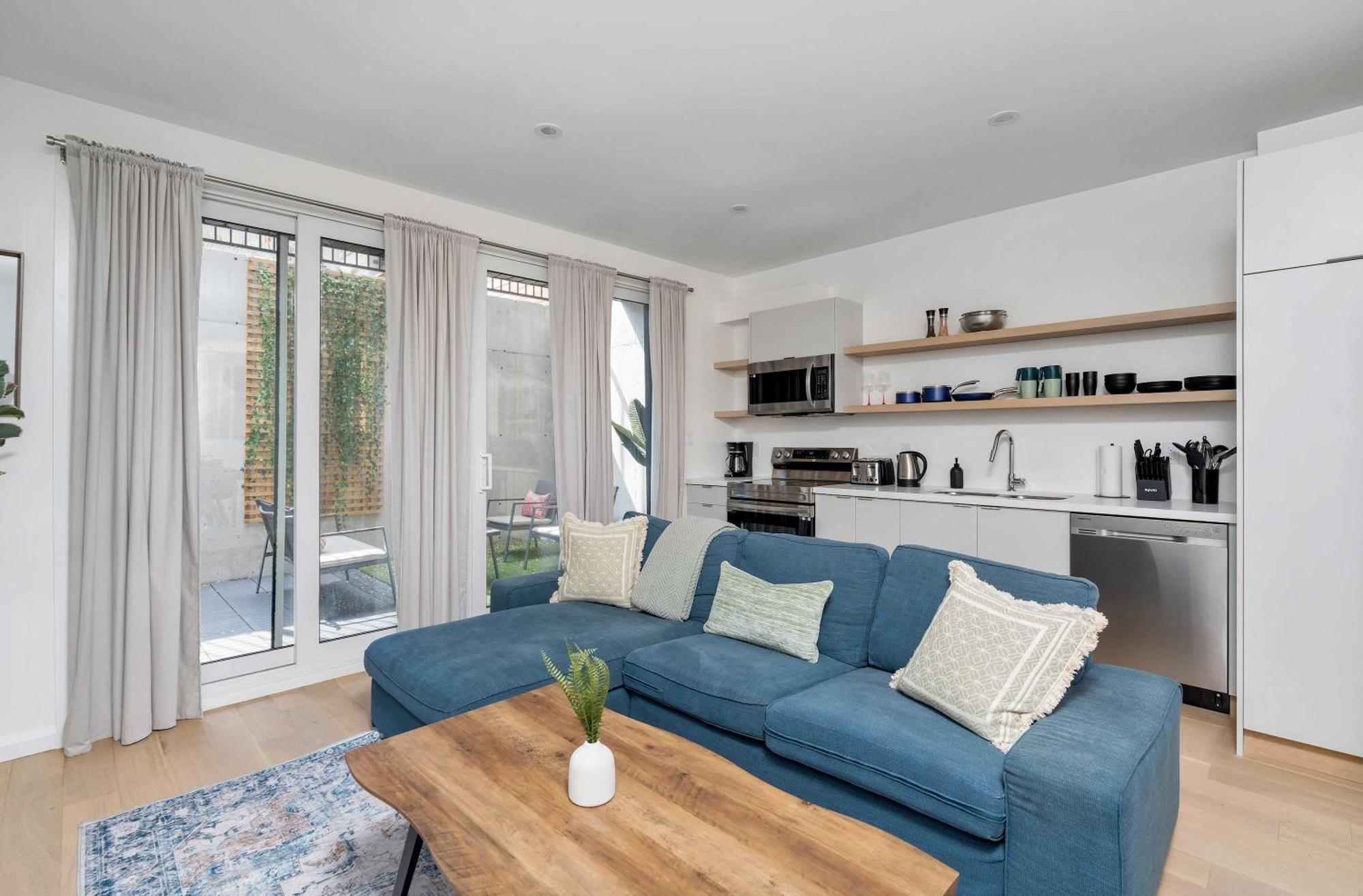 Luxury 2-bedroom Oasis At College & Bathurst Holiday home Toronto