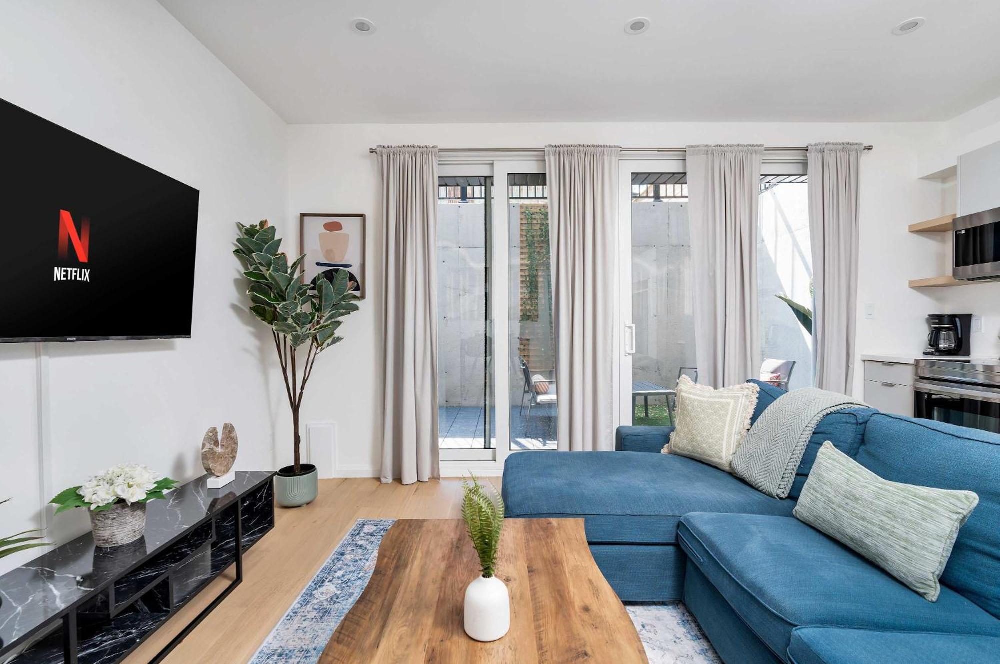 Luxury 2-bedroom Oasis At College & Bathurst