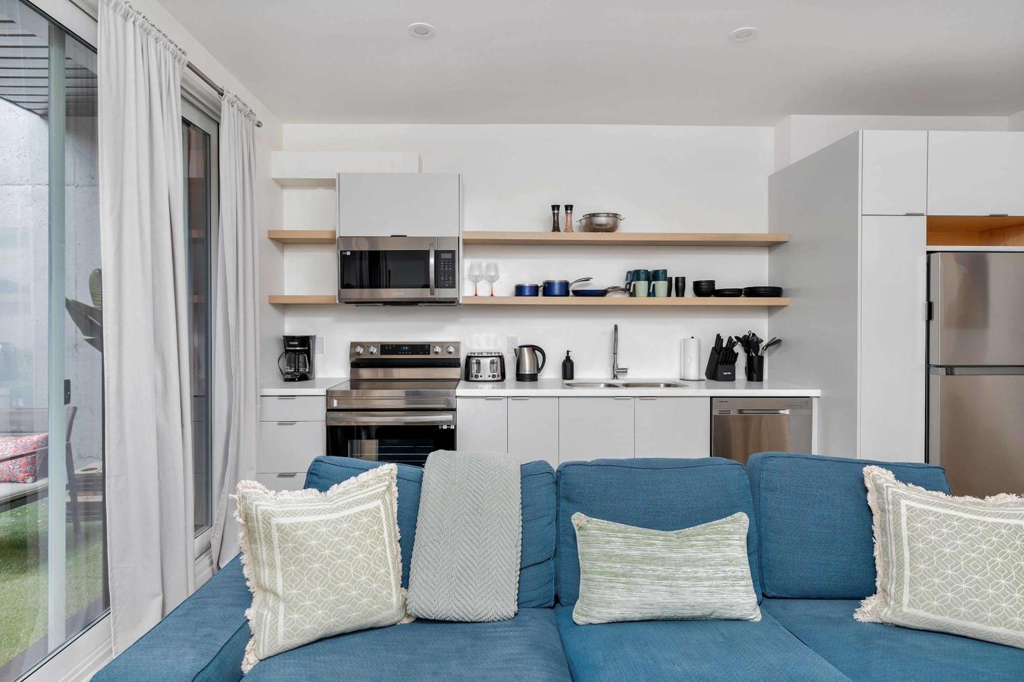 Luxury 2-bedroom Oasis At College & Bathurst Holiday home *