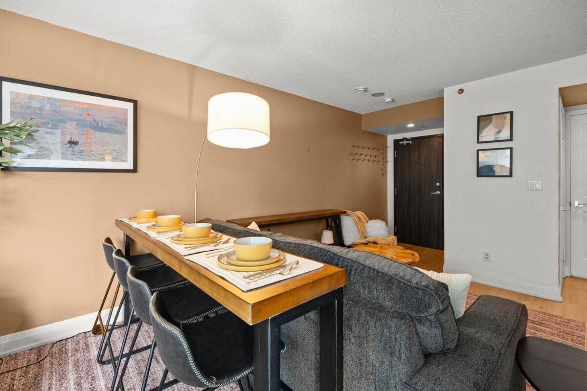 Apartment Cozy At Dundas Square!