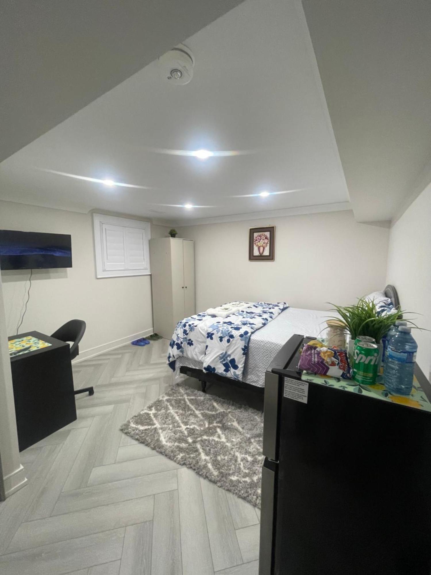 Cozy Basement With Free Parking In Homestay *