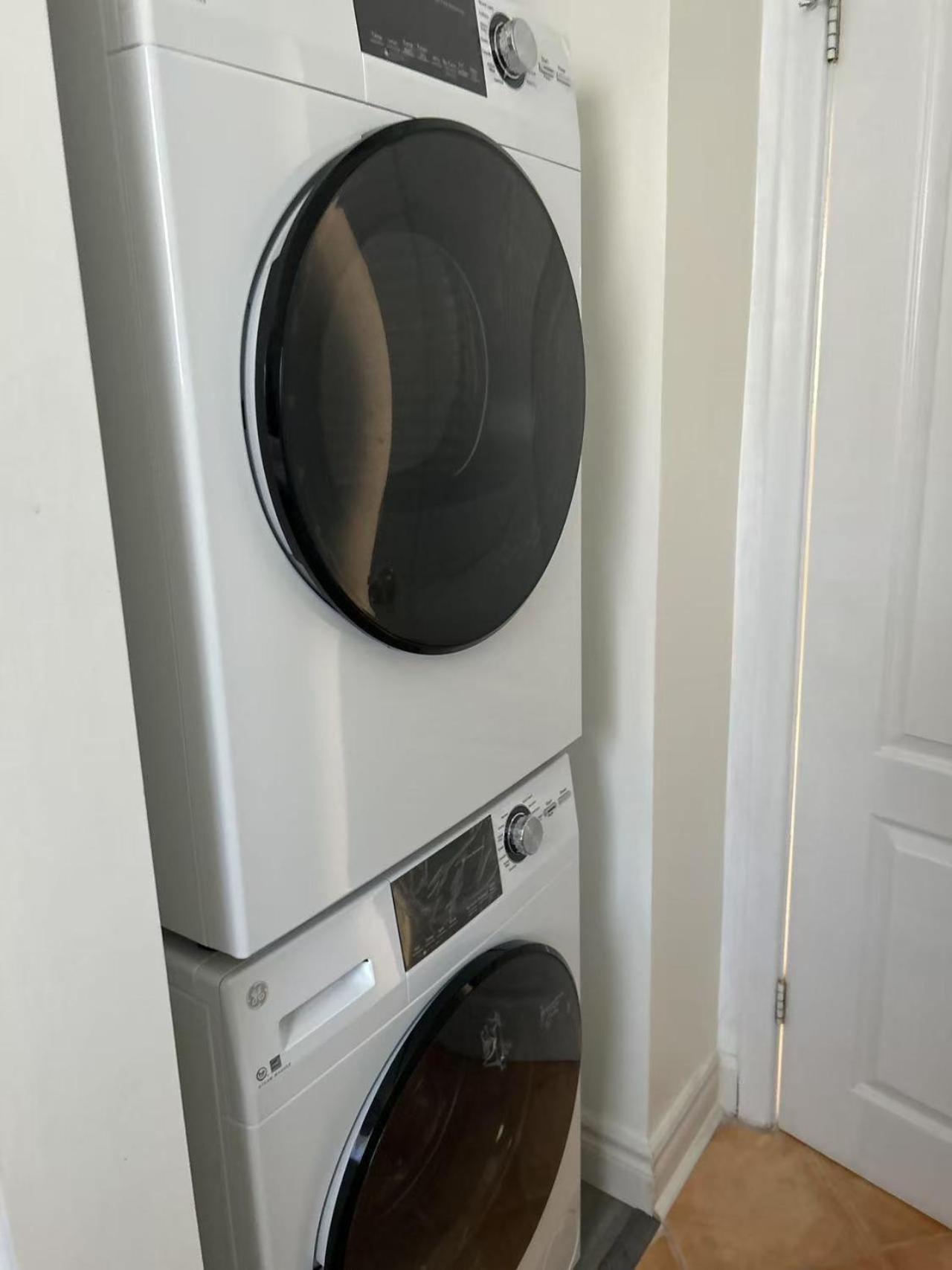 Guest house Private Double In Scarborough Near Ttc And Shops