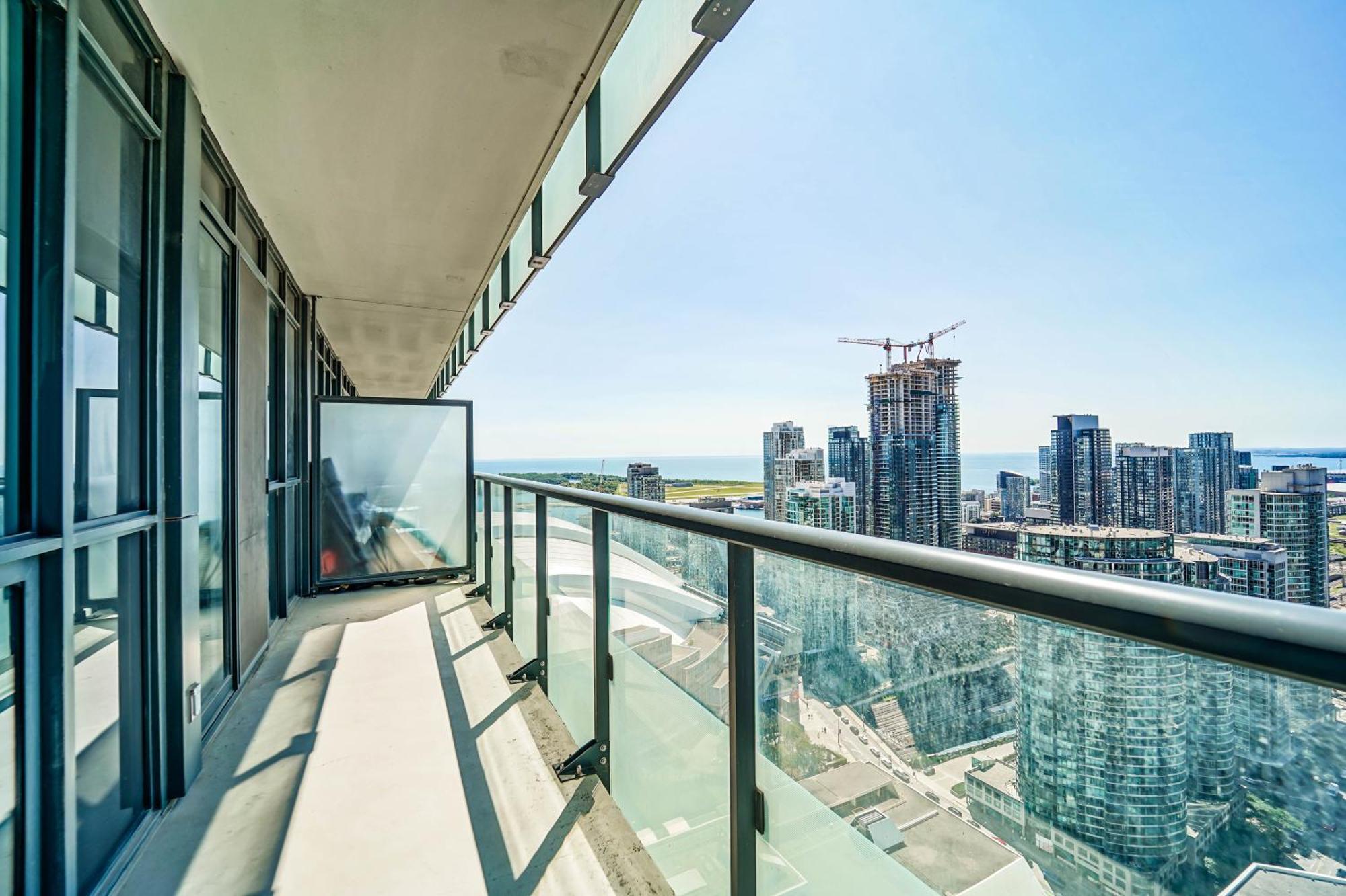 Rhd Luxury Condos-downtown, Cn Tower, Metro Convention Centre, Rogers Centre, Free Parking Toronto