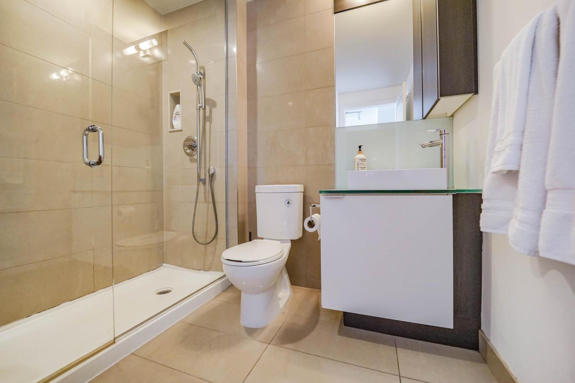 Apartment Rhd Luxury Condos-downtown, Cn Tower, Metro Convention Centre, Rogers Centre, Free Parking