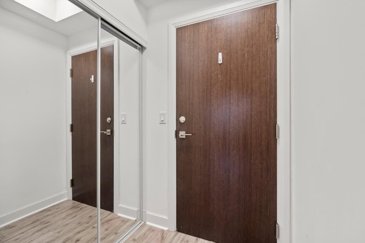 Charming With Private Terrace In Etobicoke Apartment *