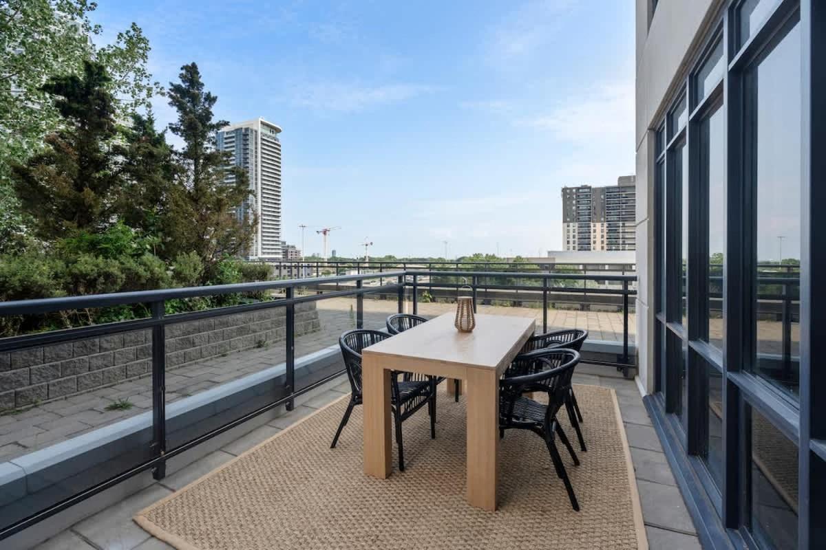 Apartment Charming With Private Terrace In Etobicoke *