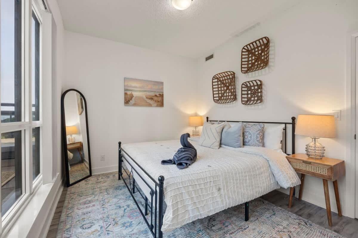Charming With Private Terrace In Etobicoke Apartment
