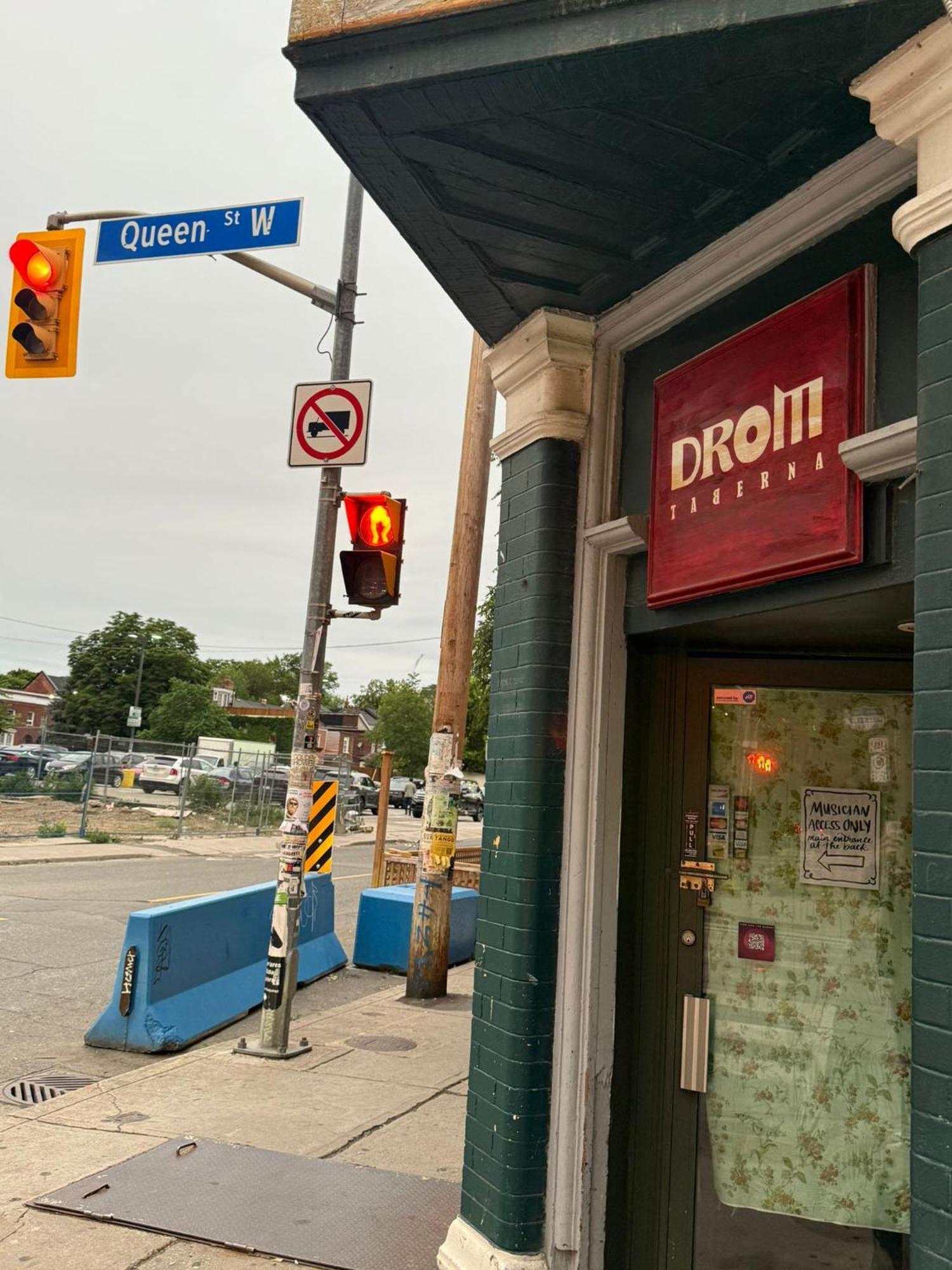 Queen-king St With Private Patio- Unbeatable Location