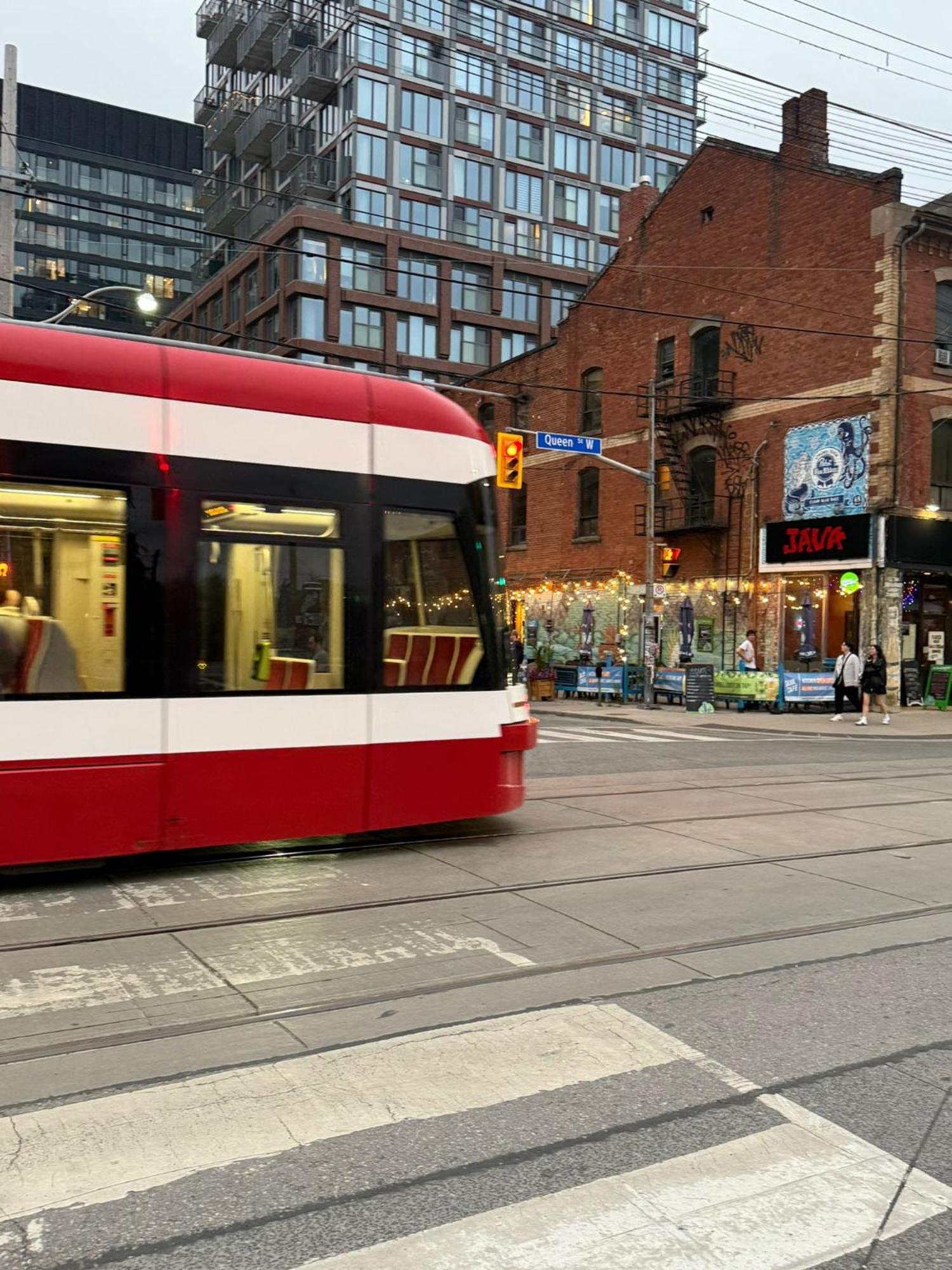 Privatunterkunft Queen-king St With Private Patio- Unbeatable Location *