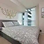 Downtown Condo, Free Parking & Amenities