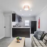 Bright And Modern - 3Br Triplex Apt - Near Trinity Bellwoods