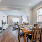 Cheerful 3 Bedrooms Free Parking