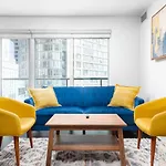Upscale & Modern 2Bd + Den 2Ba Heart Of Downtown!