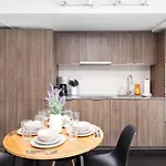 Upscale & Modern 2Bd + Den 2Ba Heart Of Downtown!