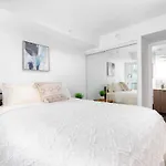 Upscale & Modern 2Bd + Den 2Ba Heart Of Downtown!