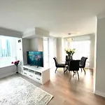 Spacious 3 Bd In The Centre Of North York, High Floor, Balcony, Free Wifi And Parking Subway