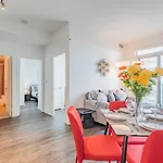 Luxury 2 Bedroom Condo High Floor Close To Eaton Center