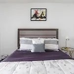 1 Bdrm Condo With Lakeshore Views Free Parking In Downtown Toronto