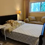 North York Room Close To Hwy 401 And Dvp