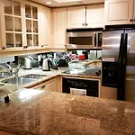 Toronto Luxury Accommodations - University Plaza