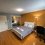 Large Private Room Close To Finch