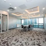 Condo In Parklawn & Lake Shore With Free Parking Close To Airport