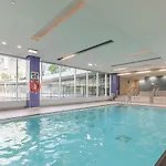 Gorgeous 1Br W/Parking Across The Scotiabank Arena