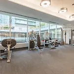 Gorgeous 1Br W/Parking Across The Scotiabank Arena