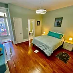 Charming Townhouse In Downtown, Toronto