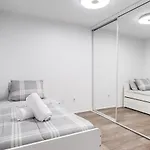 Urban Apt With Highspeed Wifi Near Shopping Malls