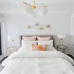 A Cozy Suite In Heart Of Downtown Toronto