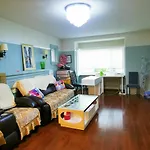 A Bright And Tidy Double-Bed Room In Midtown