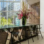 Upscale One Bedroom And Den Condo With Parking