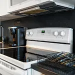 Upscale One Bedroom And Den Condo With Parking