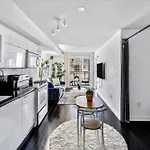 Upscale One Bedroom And Den Condo With Parking