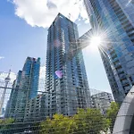Upscale One Bedroom And Den Condo With Parking