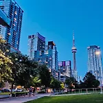 Modern 2Bd + 2 Bath By Cn Tower With Free Parking.