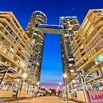 Modern 2Bd + 2 Bath By Cn Tower With Free Parking.