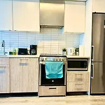 Cozy Condo Near Eatoncentre Mall