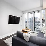 Dwtn Condo Near Cn Tower! W/ Free Parking