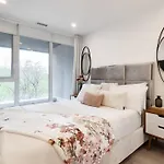 Luxe 2 Bed Suite Downtown Toronto Near Waterfront