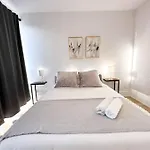 Elegant Suites - City Views, Lake View, Free Parking
