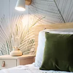 Stylish Downtown Toronto Suite With Free Parking